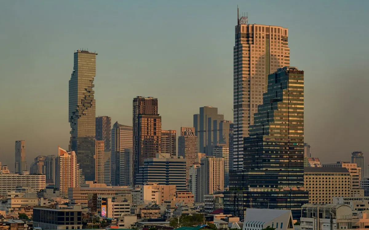 泰國曼谷 昭披耶河與市中心天際線