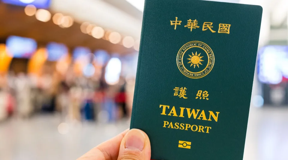 在機場手持中華民國台灣護照