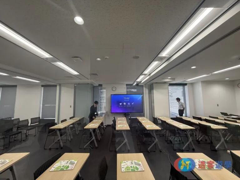 ISI 新宿本校教室，配有大型顯示螢幕